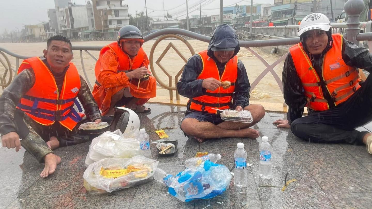 Bữa cơm vội, chiếc cano bị lật, những ánh đèn đêm trong lũ lớn: Đừng vội trách nếu cuộc gọi cứu hộ chưa kịp nghe...- Ảnh 7.