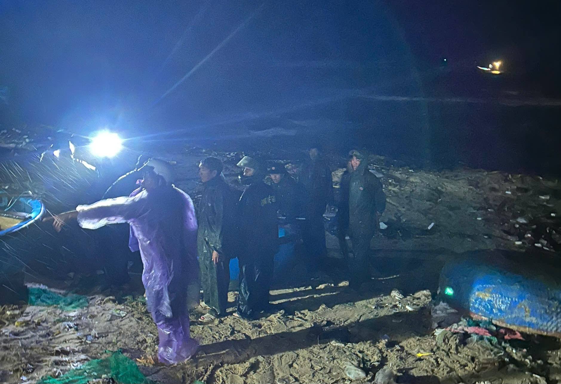 Khẩn trương tìm kiếm 2 ngư dân bị nước cuốn trôi từ sông Cái Nha Trang ra biển- Ảnh 1.