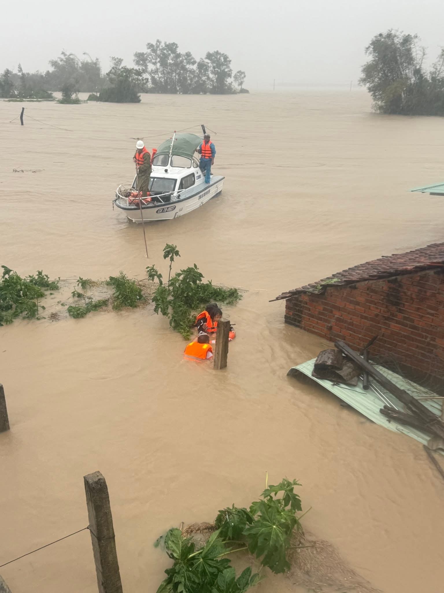 Bữa cơm vội, chiếc cano bị lật, những ánh đèn đêm trong lũ lớn: Đừng vội trách nếu cuộc gọi cứu hộ chưa kịp nghe...- Ảnh 2.