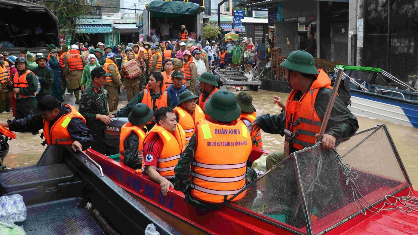 Hàng ngàn cán bộ chiến sĩ Quân khu 5 ứng cứu người dân trên đỉnh lũ- Ảnh 1.