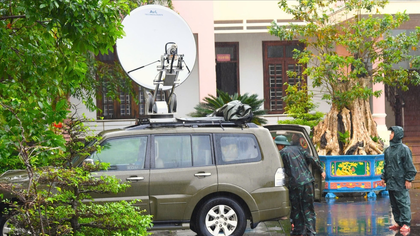 Hàng ngàn cán bộ chiến sĩ Quân khu 5 ứng cứu người dân trên đỉnh lũ- Ảnh 7.