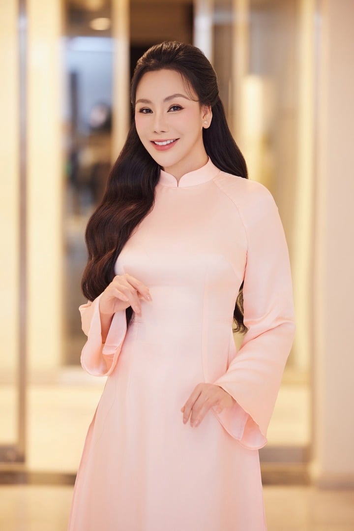 Phú bà Vbiz từng dạy học ở trường quân đội: Đối thủ một thời của Mỹ Tâm, nhan sắc tuổi 45 là đây sao- Ảnh 5. Phú bà Vbiz từng dạy học ở trường quân đội: Đối thủ một thời của Mỹ Tâm, nhan sắc tuổi 45 là đây sao- Ảnh 5.