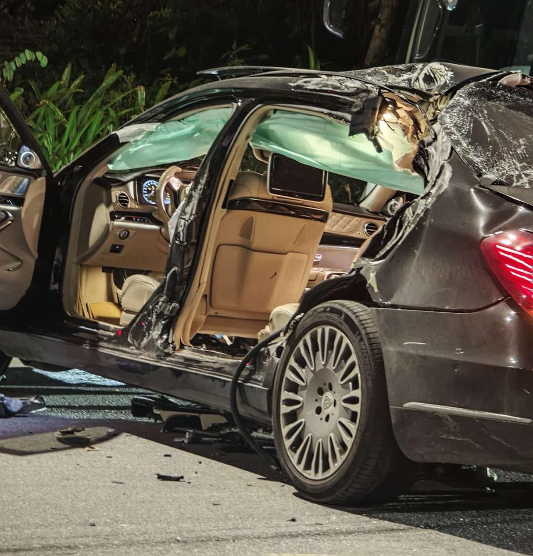 Hiện trường vụ xe Maybach S600 đâm xe khách 1 người tử vong- Ảnh 2.