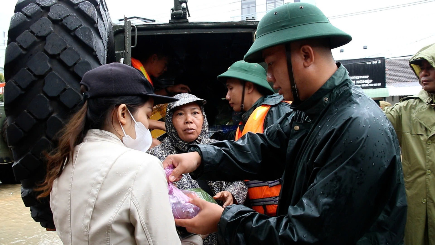 Hàng ngàn cán bộ chiến sĩ Quân khu 5 ứng cứu người dân trên đỉnh lũ- Ảnh 5.