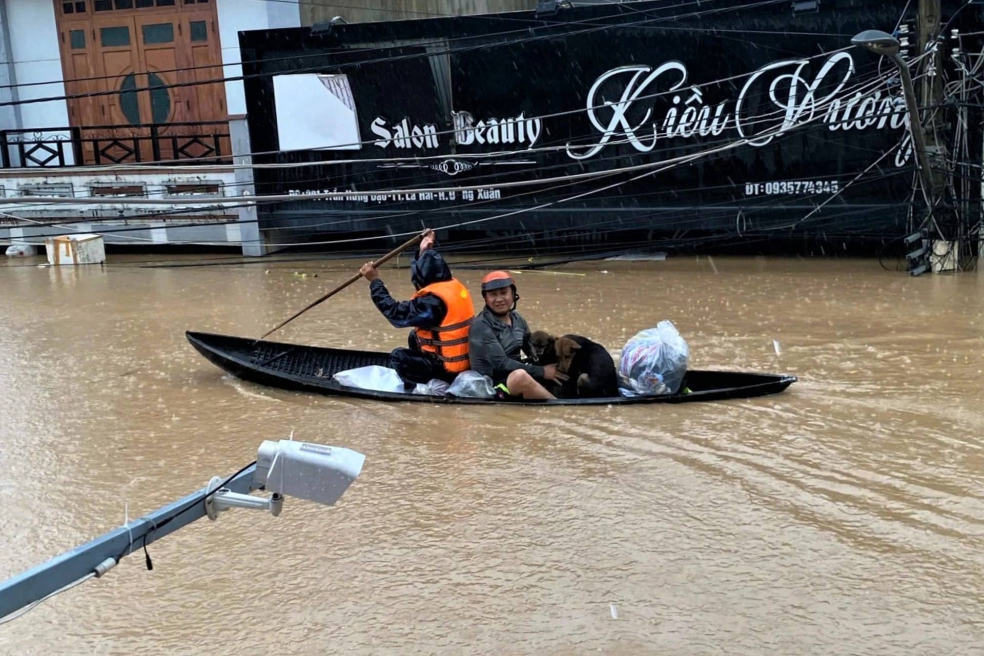 Lũ dâng đến bụng, người đàn ông ở Nha Trang vẫn ôm 3 chú chó không rời: Khoảnh khắc gây bão MXH- Ảnh 2.