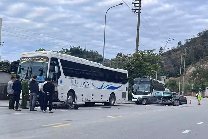 Hiện trường vụ xe Maybach S600 đâm xe khách 1 người tử vong- Ảnh 5.