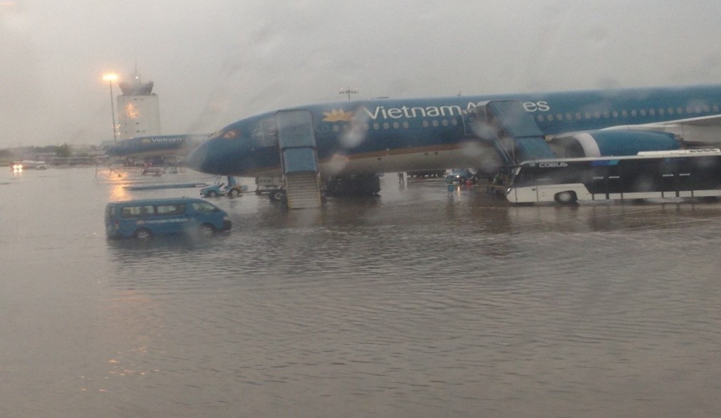 Sân bay Tuy Hòa 'tê liệt' vì mưa lũ- Ảnh 1.