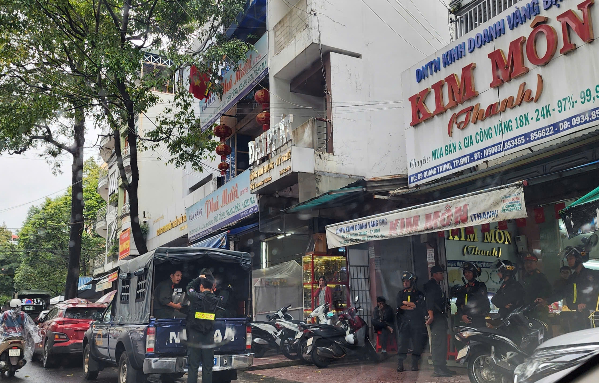 Công an có mặt tại cửa hàng vàng bạc nổi tiếng ở Đắk Lắk- Ảnh 1. Công an có mặt tại cửa hàng vàng bạc nổi tiếng ở Đắk Lắk- Ảnh 1.