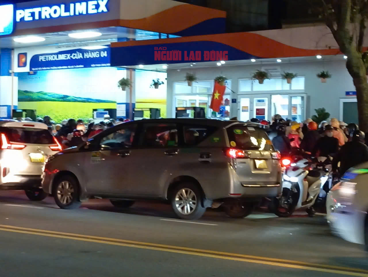Người dân Đà Lạt ùn ùn đi đổ xăng trong đêm- Ảnh 1. Người dân Đà Lạt ùn ùn đi đổ xăng trong đêm- Ảnh 1.
