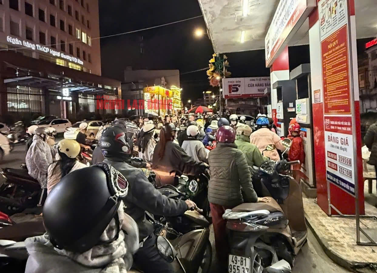 Người dân Đà Lạt ùn ùn đi đổ xăng trong đêm- Ảnh 2. Người dân Đà Lạt ùn ùn đi đổ xăng trong đêm- Ảnh 2.
