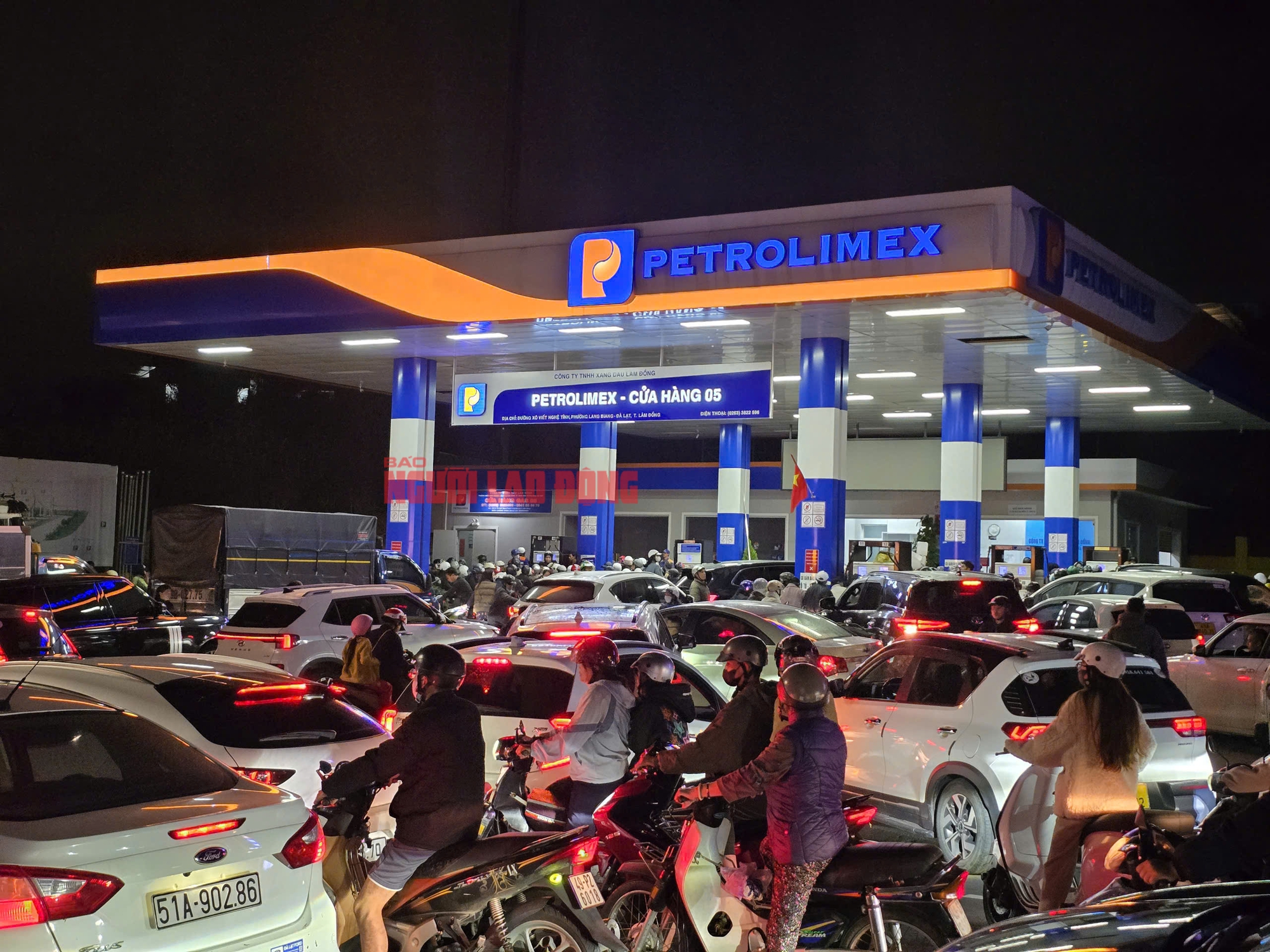 Người dân Đà Lạt ùn ùn đi đổ xăng trong đêm- Ảnh 3. Người dân Đà Lạt ùn ùn đi đổ xăng trong đêm- Ảnh 3.