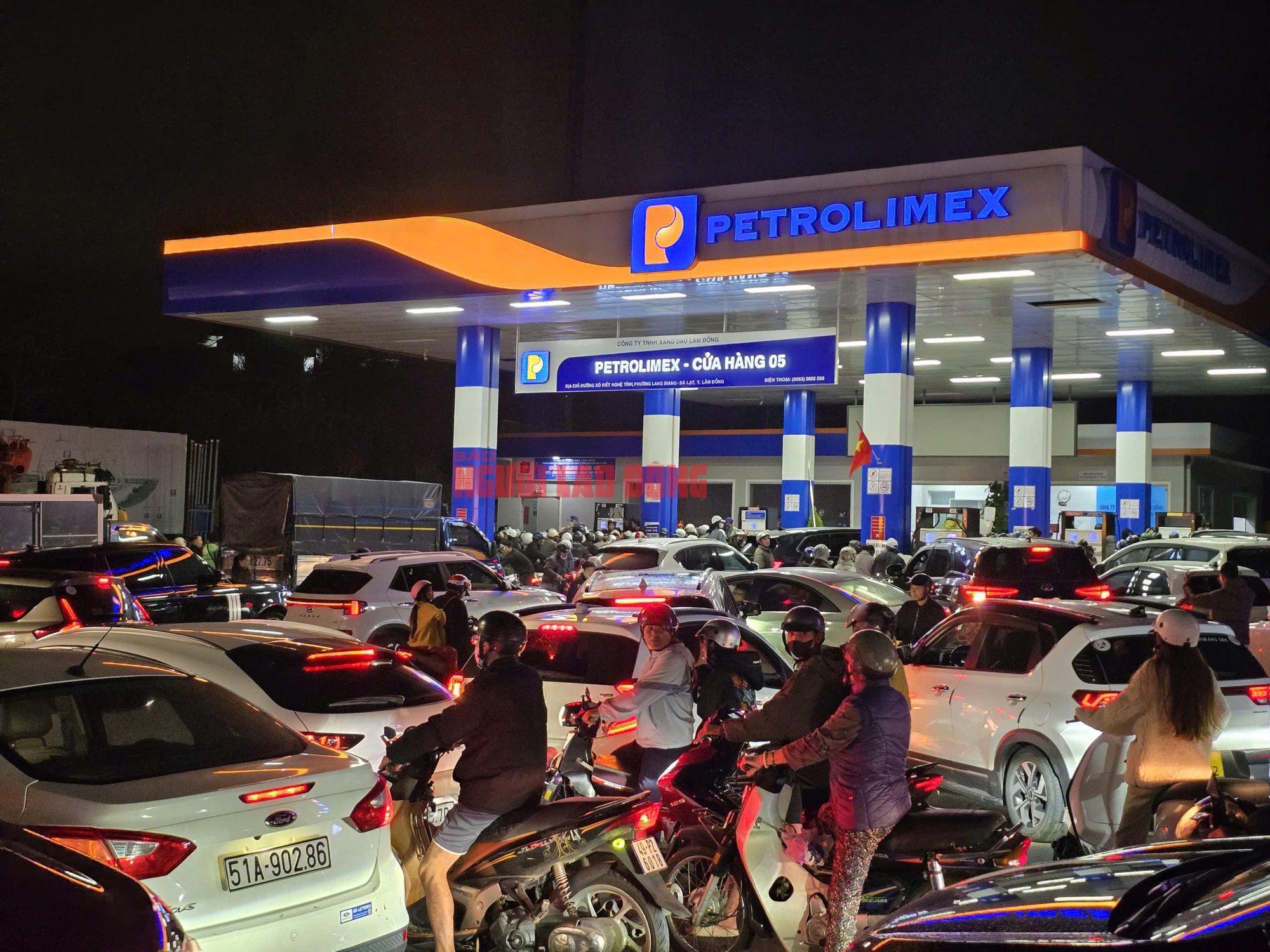 Người dân Đà Lạt ùn ùn đi đổ xăng trong đêm- Ảnh 4. Người dân Đà Lạt ùn ùn đi đổ xăng trong đêm- Ảnh 4.