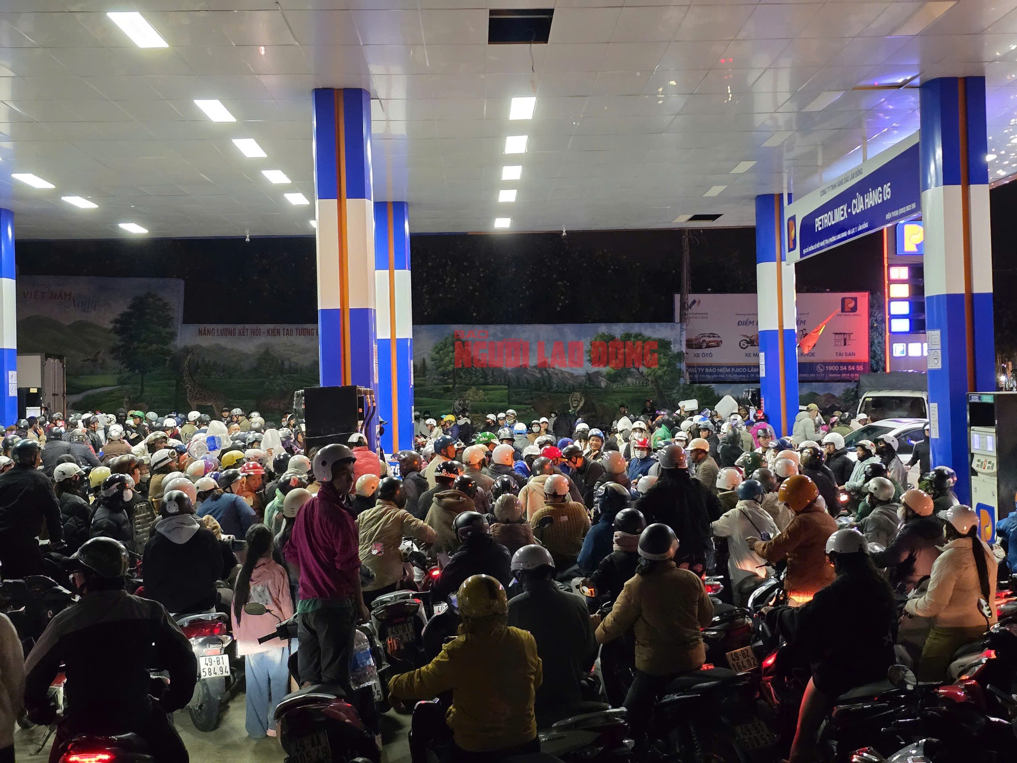 Người dân Đà Lạt ùn ùn đi đổ xăng trong đêm- Ảnh 5. Người dân Đà Lạt ùn ùn đi đổ xăng trong đêm- Ảnh 5.