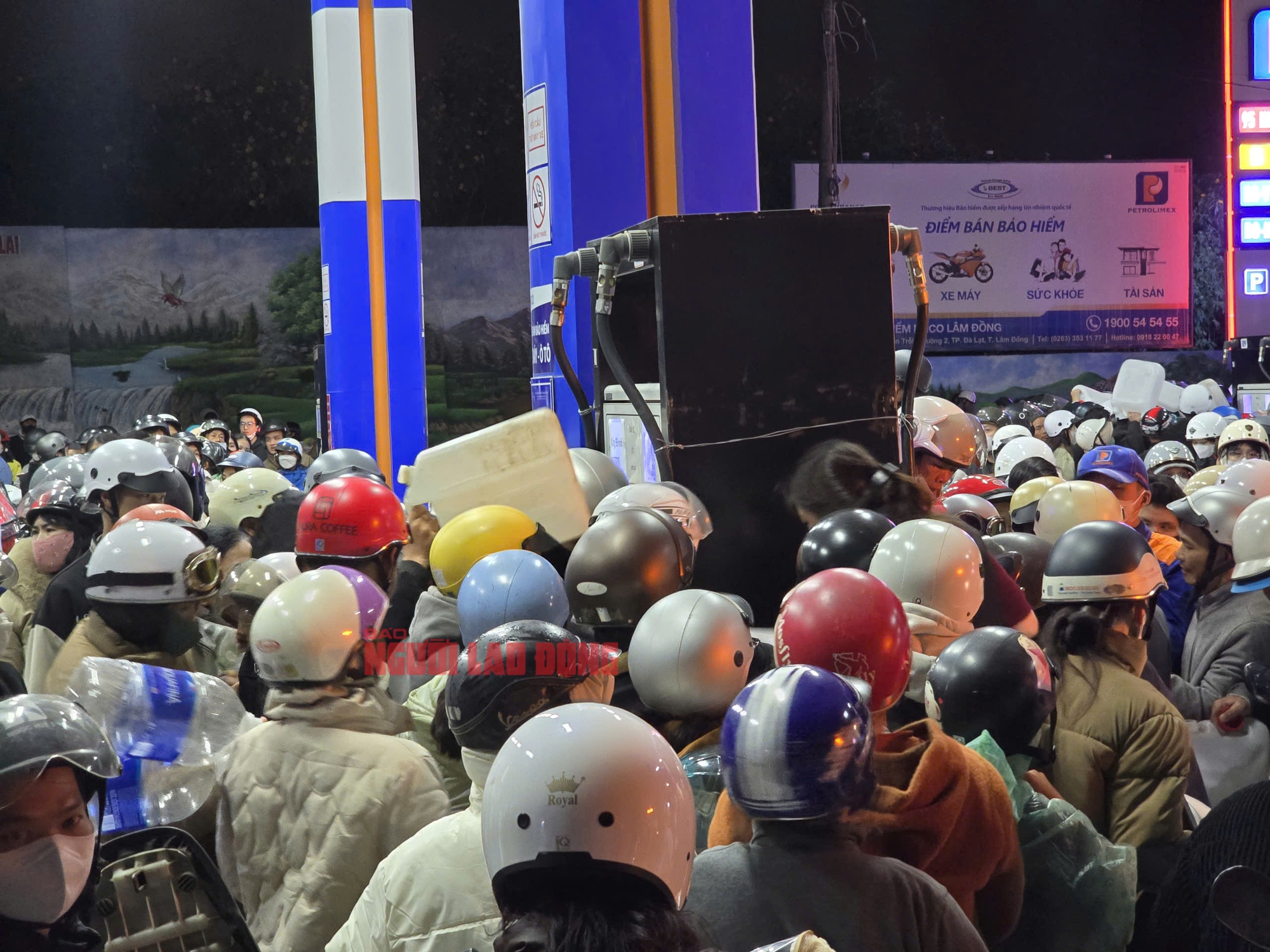 Người dân Đà Lạt ùn ùn đi đổ xăng trong đêm- Ảnh 6. Người dân Đà Lạt ùn ùn đi đổ xăng trong đêm- Ảnh 6.