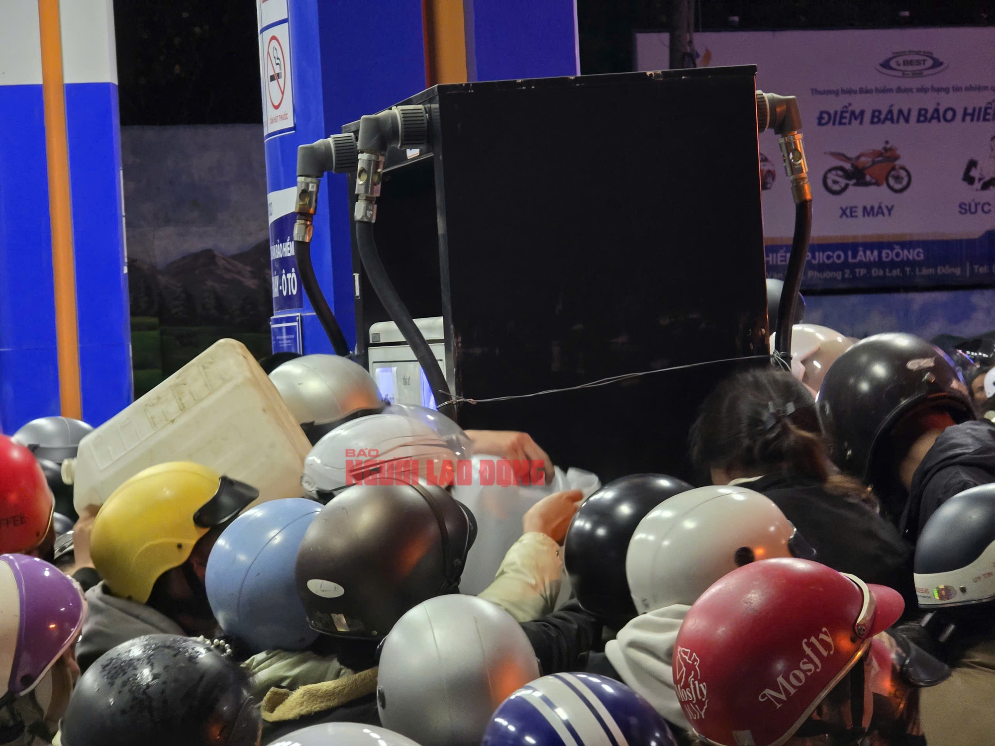 Người dân Đà Lạt ùn ùn đi đổ xăng trong đêm- Ảnh 7. Người dân Đà Lạt ùn ùn đi đổ xăng trong đêm- Ảnh 7.