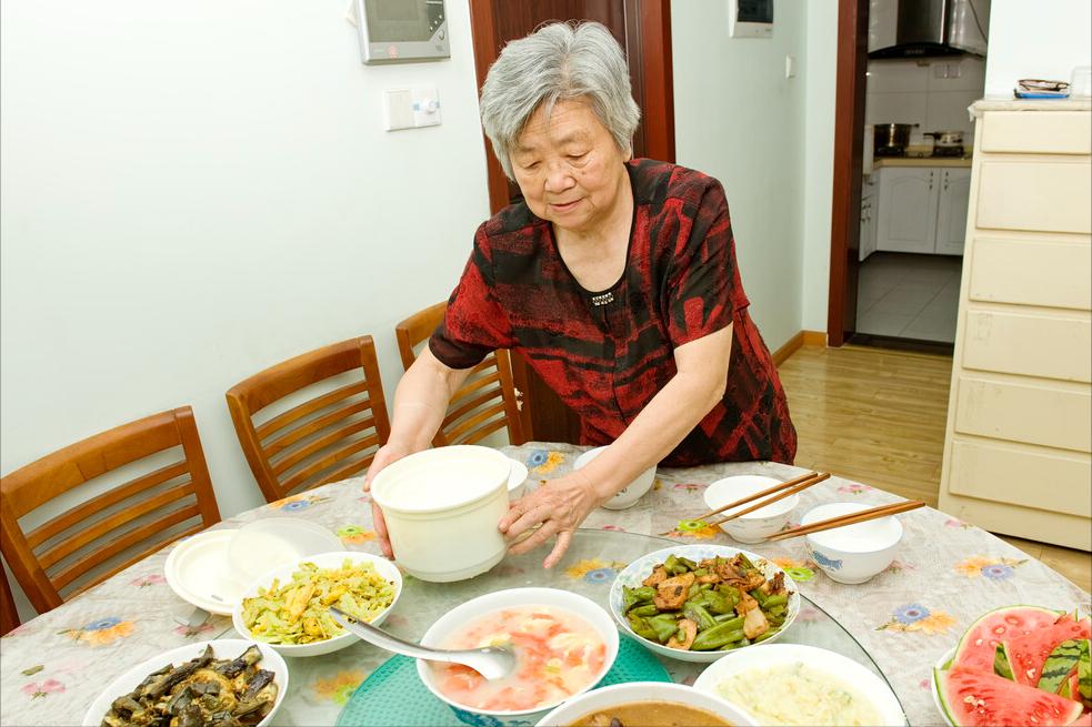 Tôi có gần 2 tỷ tiết kiệm, lương hưu 18 triệu/tháng nhưng vẫn sống cơ cực, chỉ vì đi sai 2 bước sau tuổi 70- Ảnh 2.