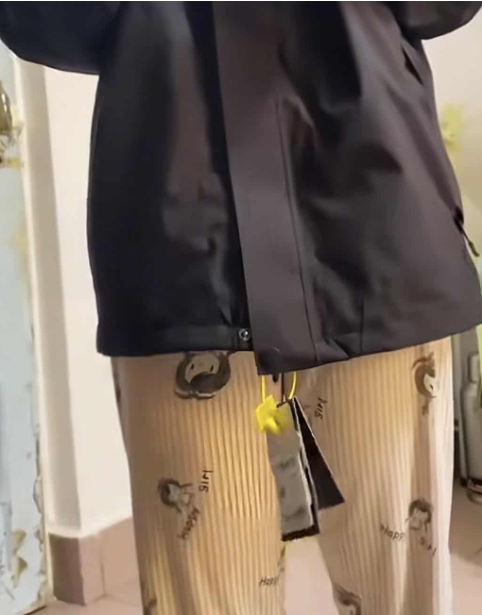 Mua áo khoác trên sàn TMĐT, người phụ nữ nhận hàng "mới cứng” nhưng thứ trong túi áo mới ngỡ ngàng: “Lần đầu gặp chuyện khó tin đến vậy…”- Ảnh 2. Mua áo khoác trên sàn TMĐT, người phụ nữ nhận hàng "mới cứng” nhưng thứ trong túi áo mới ngỡ ngàng: “Lần đầu gặp chuyện khó tin đến vậy…”- Ảnh 2.