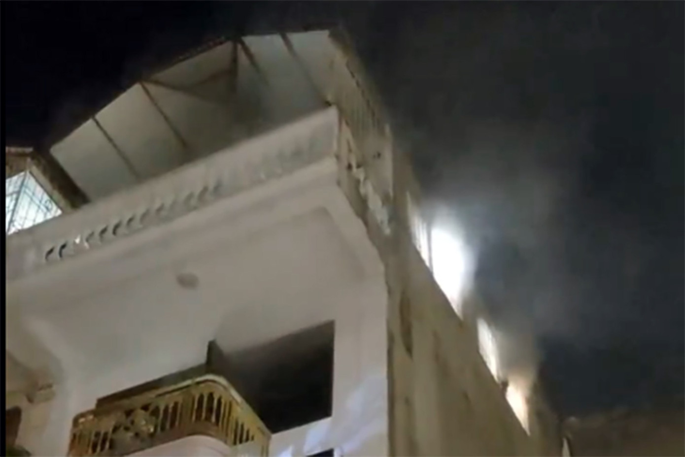 Hà Nội: 5 người thoát nạn trong vụ cháy nhà trên đường Bưởi- Ảnh 2.