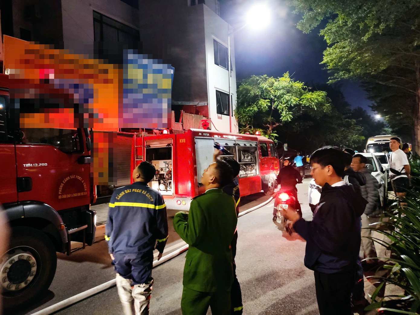 Hà Nội: 5 người thoát nạn trong vụ cháy nhà trên đường Bưởi- Ảnh 3.