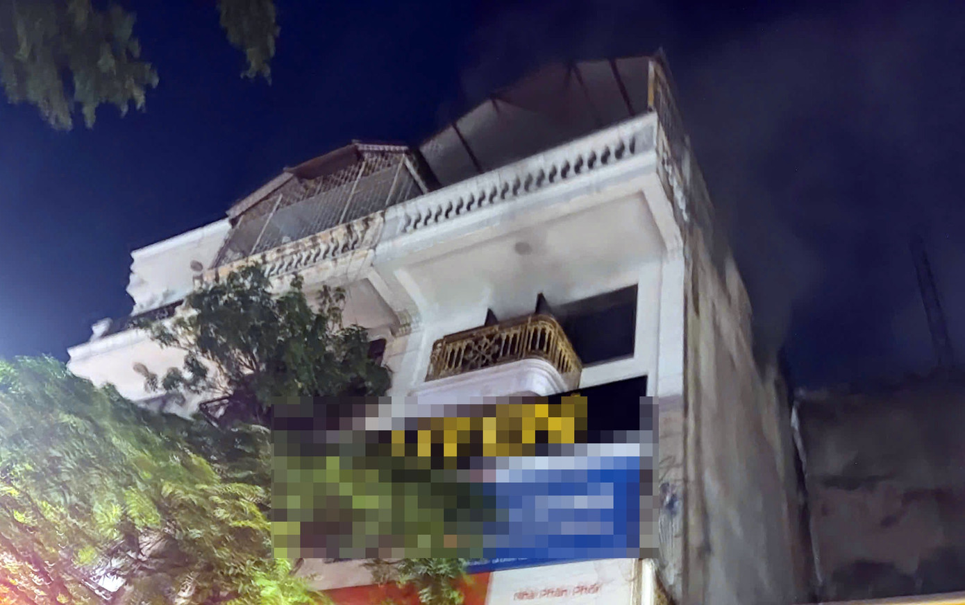 Hà Nội: 5 người thoát nạn trong vụ cháy nhà trên đường Bưởi- Ảnh 1.