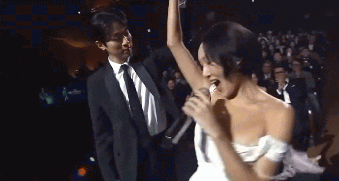 Màn trình diễn phát ngượng cả Rồng Xanh, dàn minh tinh hạng S ngồi "vô tri"- Ảnh 4.