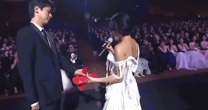 Màn trình diễn phát ngượng cả Rồng Xanh, dàn minh tinh hạng S ngồi "vô tri"- Ảnh 2.