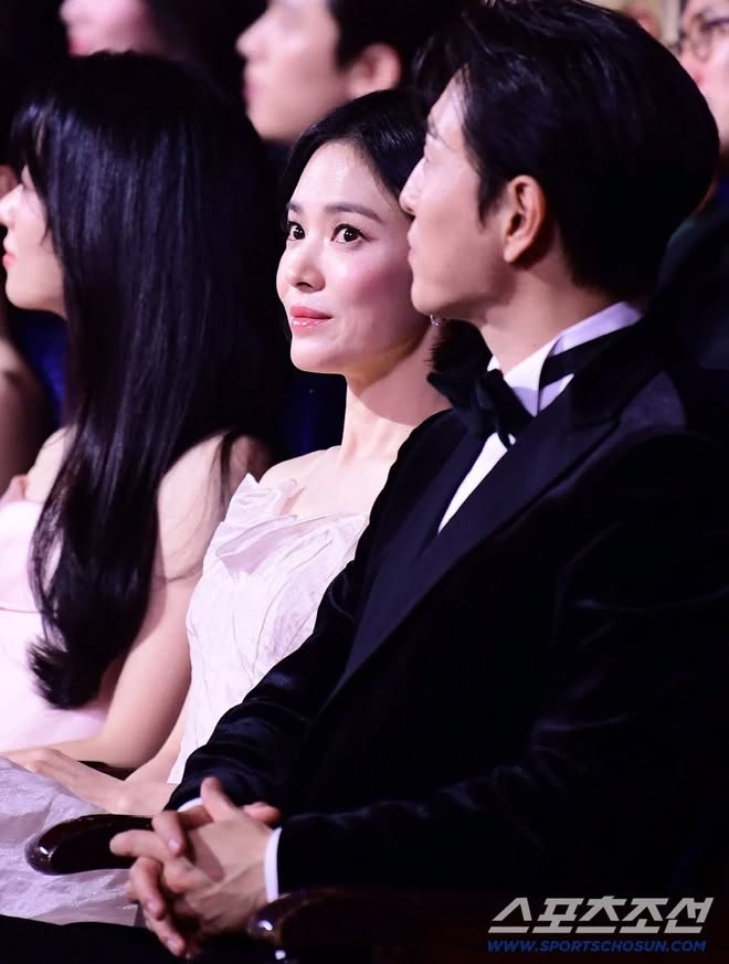 Song Hye Kyo lướt qua ống kính cũng gây thương nhớ vì dáng săn mảnh, da mọng collagen: Bí quyết gói gọn trong 3 thực phẩm, 1 loại nước rẻ bèo của người Việt- Ảnh 1.