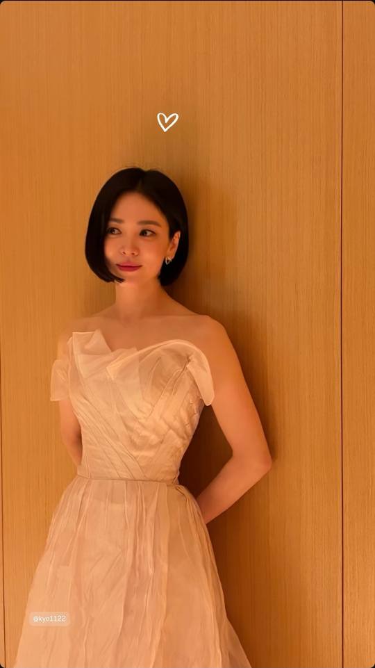 Song Hye Kyo lướt qua ống kính cũng gây thương nhớ vì dáng săn mảnh, da mọng collagen: Bí quyết gói gọn trong 3 thực phẩm, 1 loại nước rẻ bèo của người Việt- Ảnh 4.