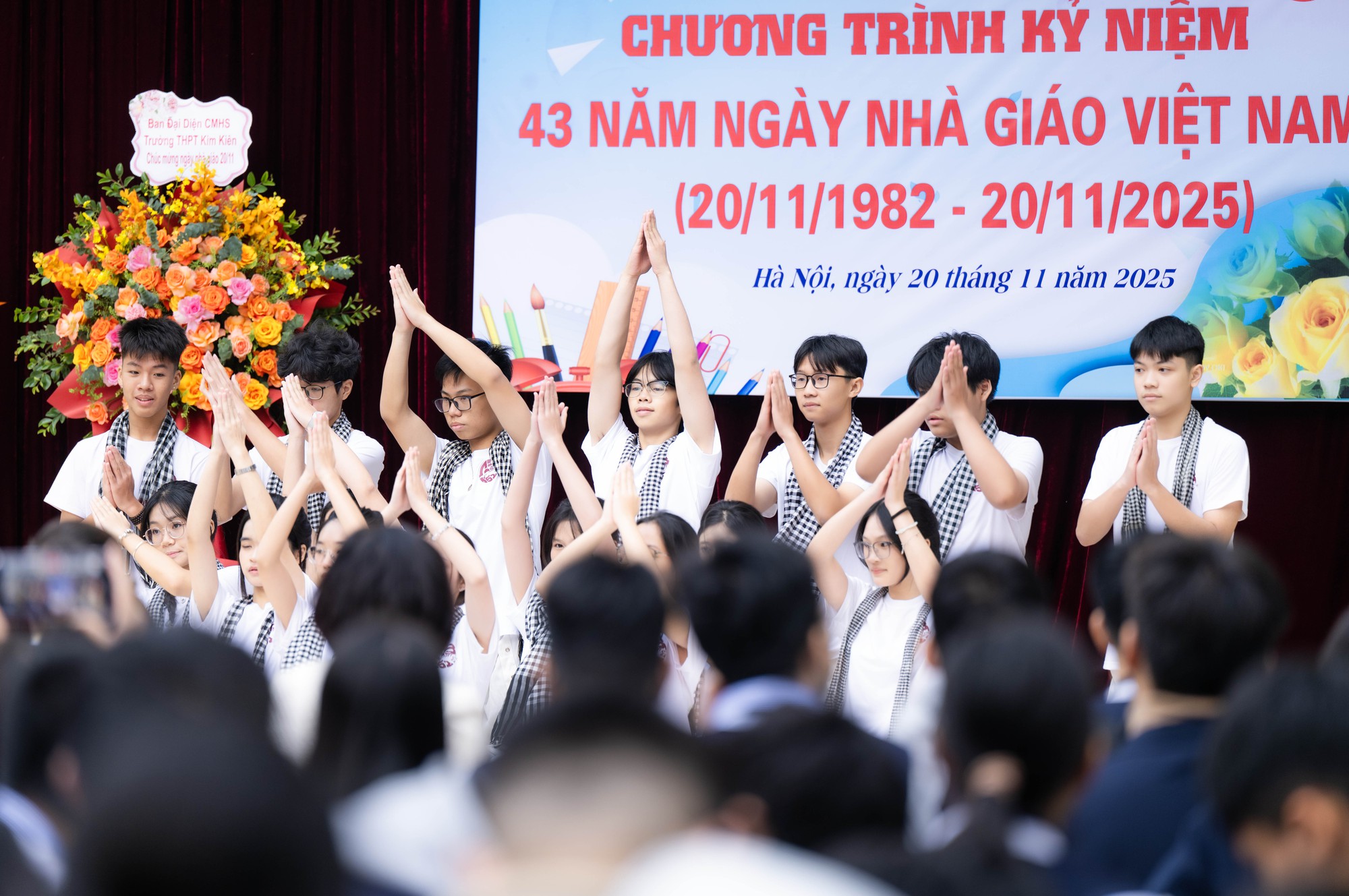 Cả nước chào mừng ngày Nhà giáo Việt Nam 20/11: Đơn giản, nhanh gọn nhưng không khí khó quên thôi rồi!- Ảnh 3.