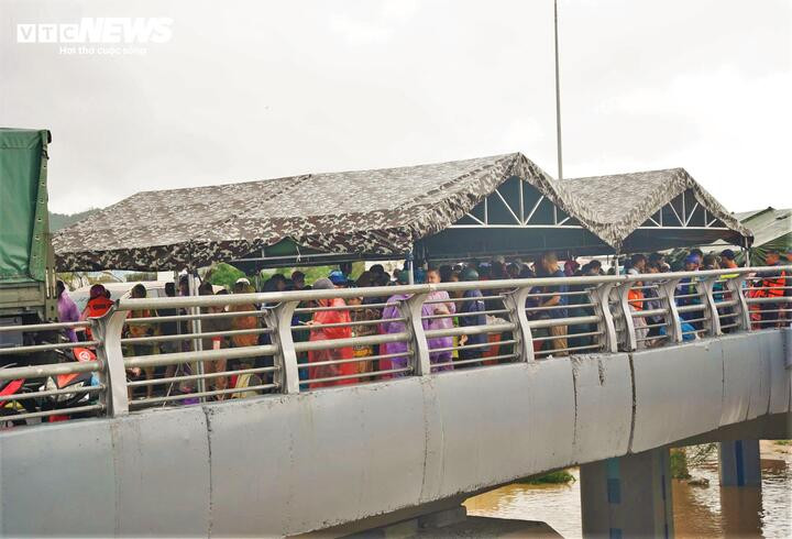 Quân đội dựng lều dã chiến ứng cứu, hỗ trợ người dân ở Khánh Hòa- Ảnh 2.