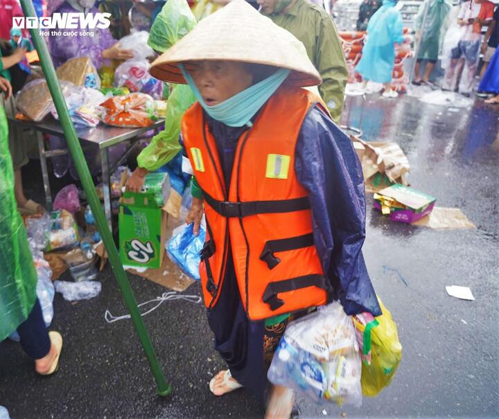 Quân đội dựng lều dã chiến ứng cứu, hỗ trợ người dân ở Khánh Hòa- Ảnh 8.