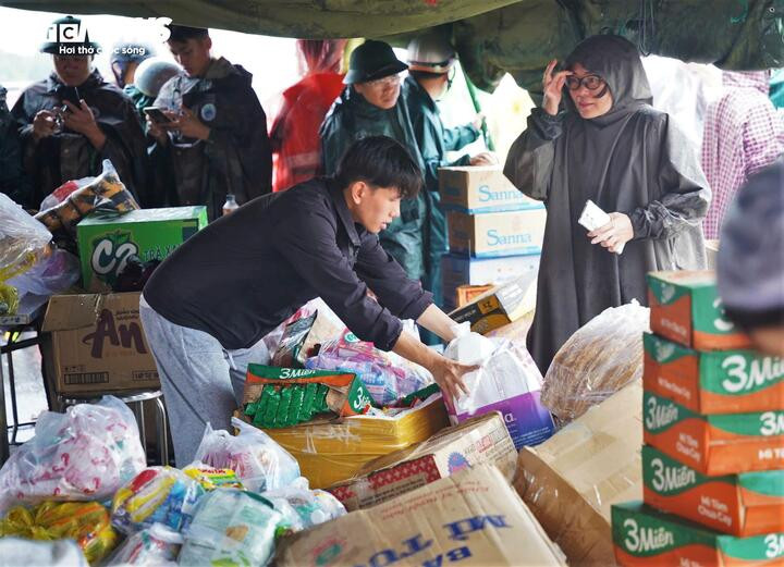 Quân đội dựng lều dã chiến ứng cứu, hỗ trợ người dân ở Khánh Hòa- Ảnh 5.