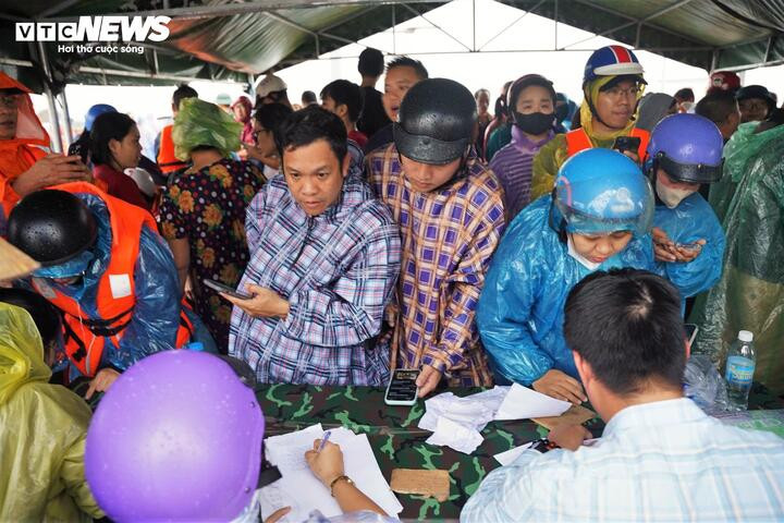 Quân đội dựng lều dã chiến ứng cứu, hỗ trợ người dân ở Khánh Hòa- Ảnh 3.