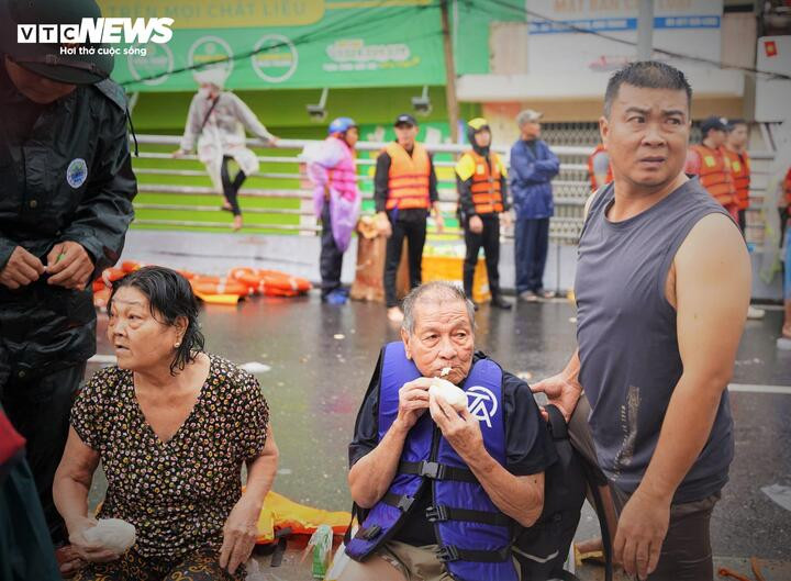 Quân đội dựng lều dã chiến ứng cứu, hỗ trợ người dân ở Khánh Hòa- Ảnh 9.