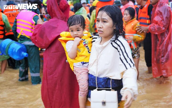 Quân đội dựng lều dã chiến ứng cứu, hỗ trợ người dân ở Khánh Hòa- Ảnh 10.