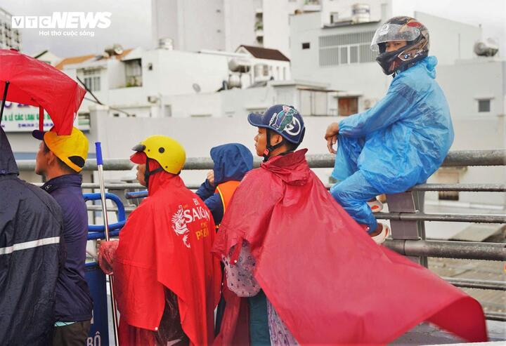 Quân đội dựng lều dã chiến ứng cứu, hỗ trợ người dân ở Khánh Hòa- Ảnh 7.