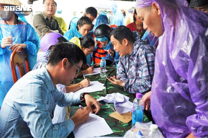 Quân đội dựng lều dã chiến ứng cứu, hỗ trợ người dân ở Khánh Hòa- Ảnh 4.