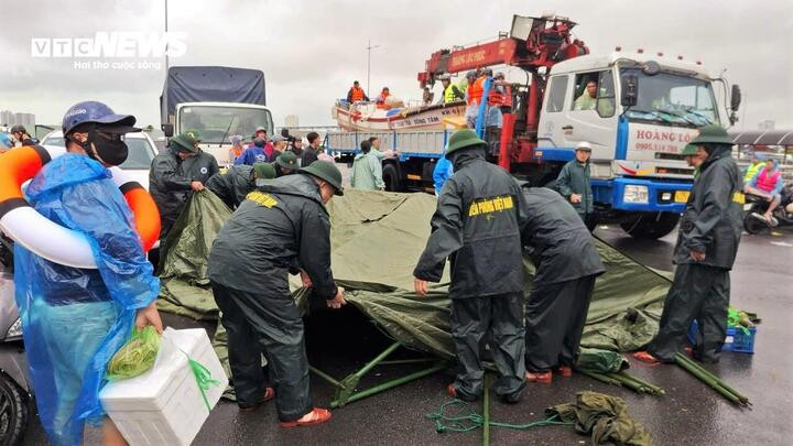 Quân đội dựng lều dã chiến ứng cứu, hỗ trợ người dân ở Khánh Hòa- Ảnh 1.