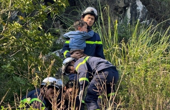 Công an Hà Nội giải cứu 2 cháu bé trượt chân rơi xuống hố sâu khi đi dã ngoại- Ảnh 1.