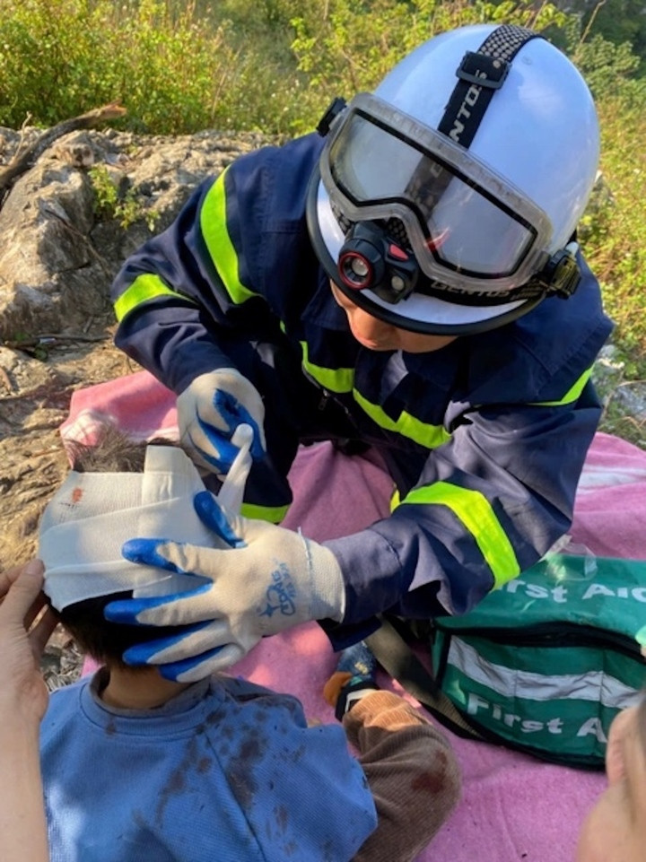 Công an Hà Nội giải cứu 2 cháu bé trượt chân rơi xuống hố sâu khi đi dã ngoại- Ảnh 2.