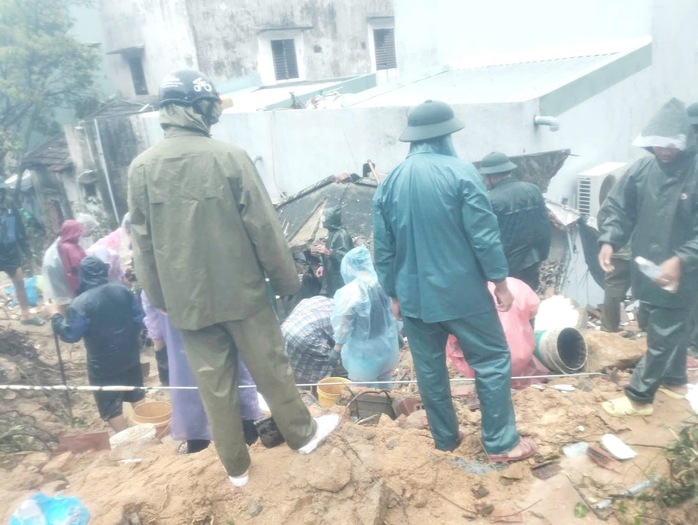 Sáng 20/11, lũ lịch sử đang xảy ra, hàng vạn người dân mắc kẹt trên mái nhà cầu cứu khắp nơi- Ảnh 14.