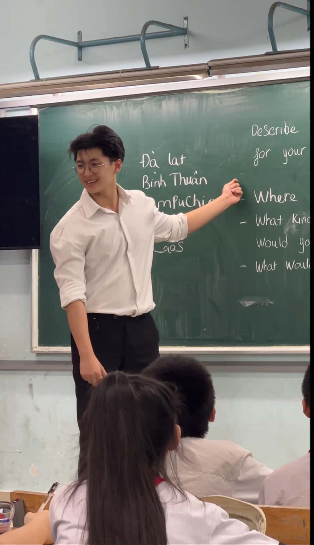 Danh tính “anh thầy xấu trai” nhất TikTok, visual khiến học sinh giật mình- Ảnh 1.