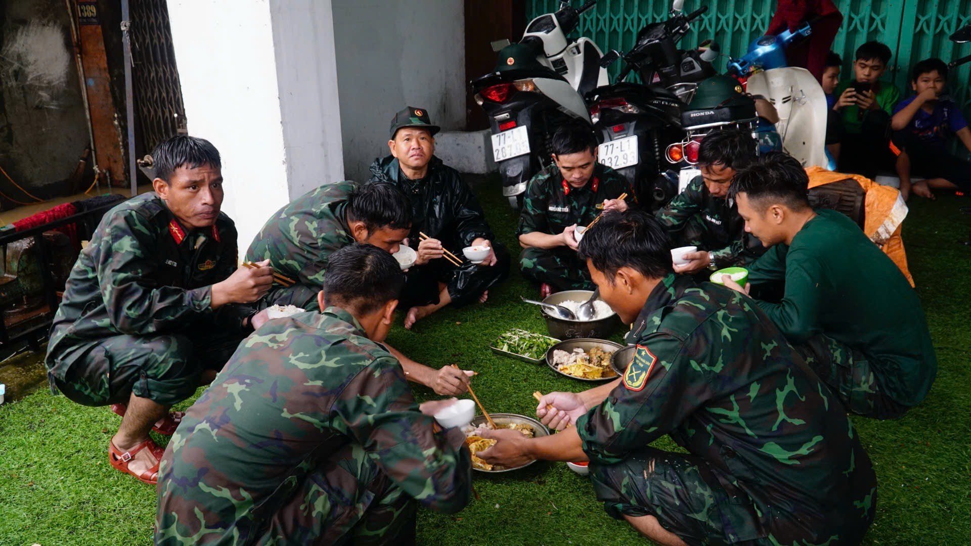 46 người chết và mất tích trong đợt mưa lũ lịch sử, cảnh báo nước trên các sông Khánh Hòa lên lại trong đêm- Ảnh 17. 46 người chết và mất tích trong đợt mưa lũ lịch sử, cảnh báo nước trên các sông Khánh Hòa lên lại trong đêm- Ảnh 17.