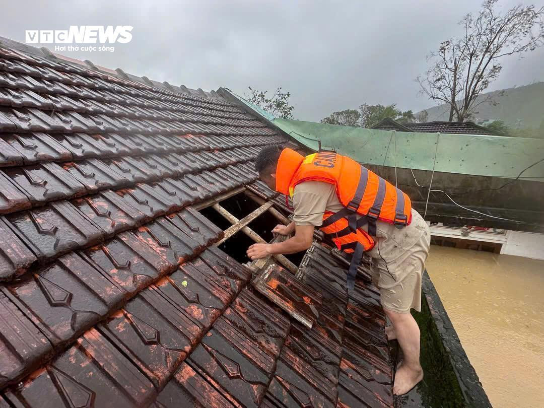 Cuộc chạy đua giữa sự sống và dòng lũ xiết- Ảnh 3.