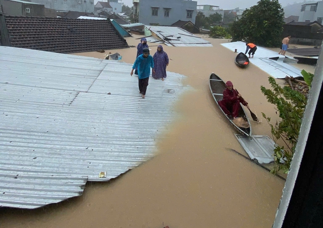 Sáng 20/11, lũ lịch sử đang xảy ra, hàng vạn người dân mắc kẹt trên mái nhà cầu cứu khắp nơi- Ảnh 2.