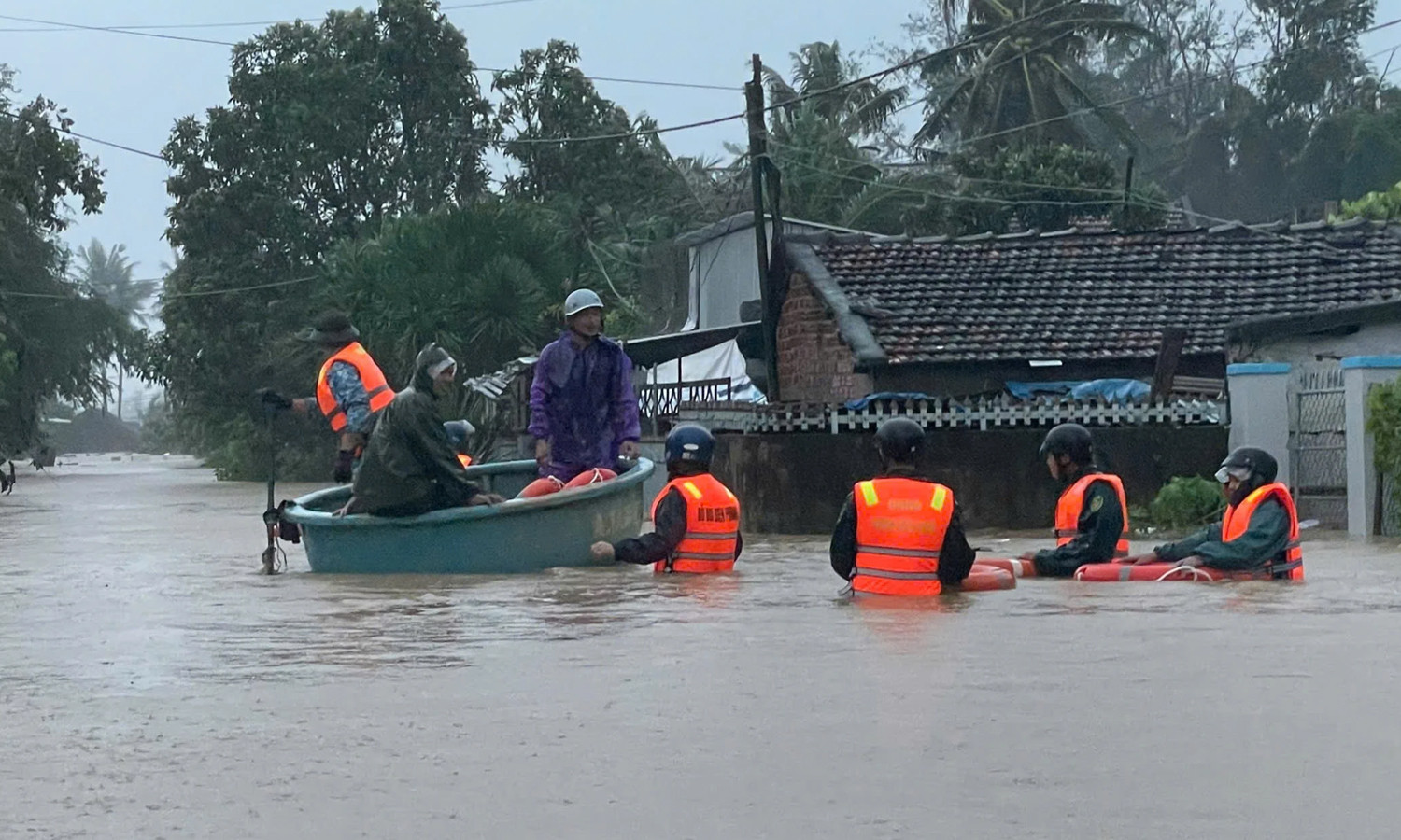 46 người chết và mất tích trong đợt mưa lũ lịch sử, cảnh báo nước trên các sông Khánh Hòa lên lại trong đêm- Ảnh 26. 46 người chết và mất tích trong đợt mưa lũ lịch sử, cảnh báo nước trên các sông Khánh Hòa lên lại trong đêm- Ảnh 26.
