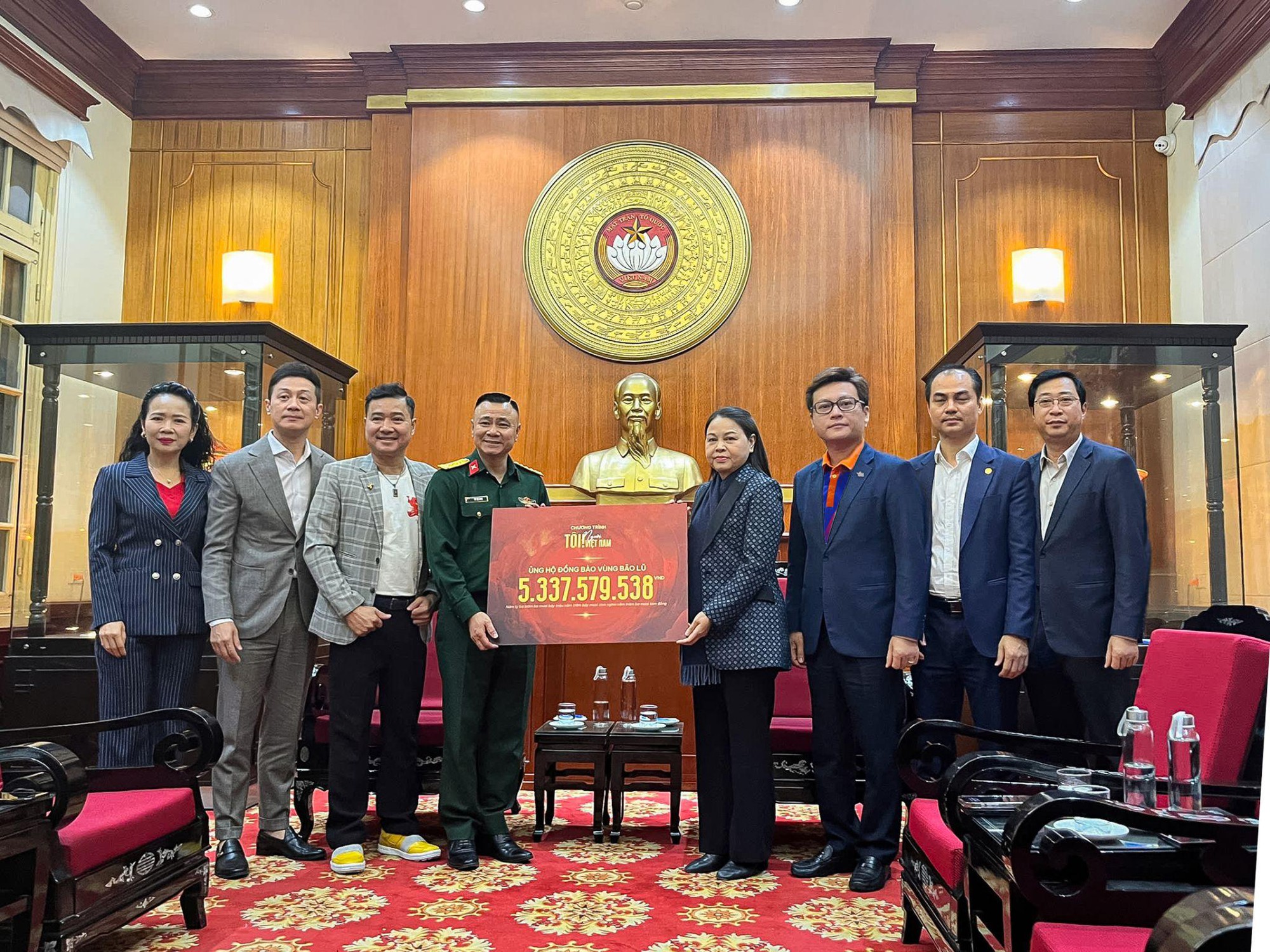 Vikki lan tỏa yêu thương: Đêm nhạc “Tôi! Người Việt Nam” & 5,3 tỷ đồng chuyển tới đồng bào bão lũ- Ảnh 1. Vikki lan tỏa yêu thương: Đêm nhạc “Tôi! Người Việt Nam” & 5,3 tỷ đồng chuyển tới đồng bào bão lũ- Ảnh 1.