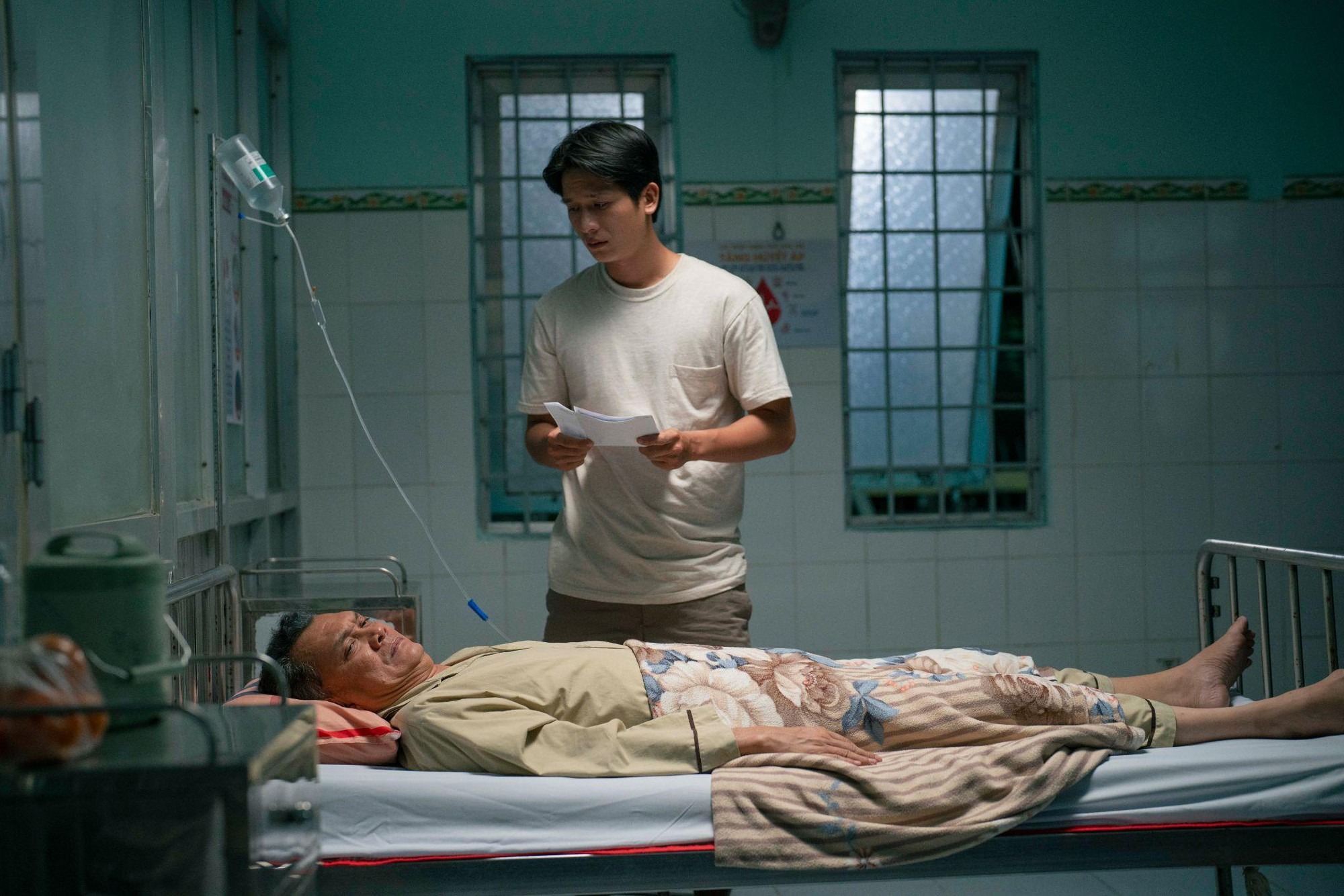 Phim Việt "ồn hơn cái chợ" lại được khen hay: Nam chính là bậc thầy diễn xuất, nội dung khó đoán hơn lên trời- Ảnh 10.