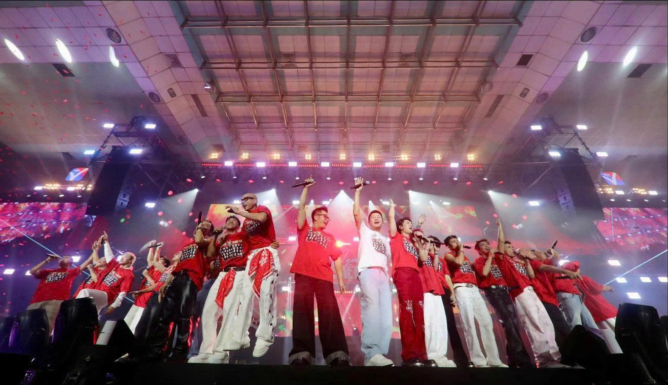 Vikki lan tỏa yêu thương: Đêm nhạc “Tôi! Người Việt Nam” & 5,3 tỷ đồng chuyển tới đồng bào bão lũ- Ảnh 3. Vikki lan tỏa yêu thương: Đêm nhạc “Tôi! Người Việt Nam” & 5,3 tỷ đồng chuyển tới đồng bào bão lũ- Ảnh 3.