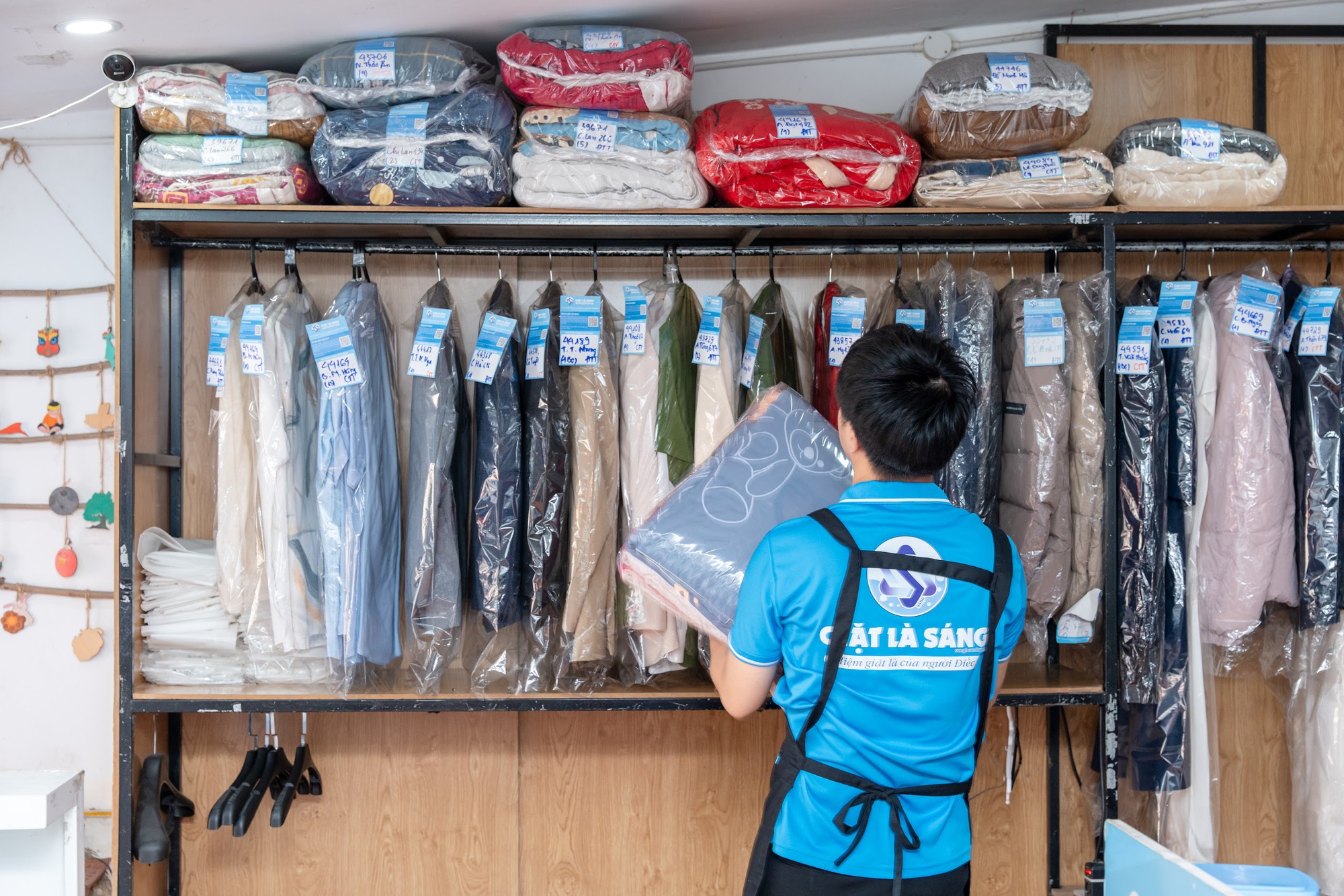 Giặt Là Sáng: Tiệm giặt của những người thinh lặng- Ảnh 4.